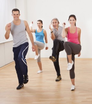 Aulas de ginástica aeróbica em grupo e ioga pessoas em pose de